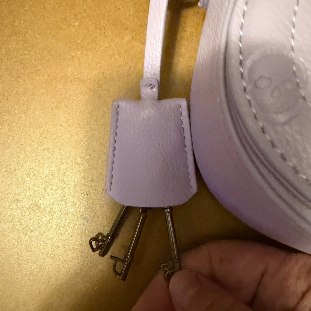 Bnwt Betsy Johnson Lilac Embossed Leather Shoulder Bag w/ skulls & skeleton keys - Picture 6 of 9